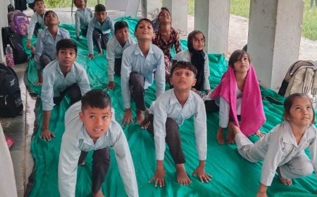 विद्यार्थियों को स्वस्थ जीवनशैली अपनाने का दिया संदेश; मुंडिया खेड़ा में बच्चों व शिक्षकों ने सीखा योग का व्यावहारिक व आध्यात्मिक विज्ञान