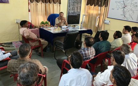 महुआ में स्कूल-कॉलेज संचालकों की बैठक: थानाधिकारी महेंद्र सिंह ने दिए वाहन सुरक्षा और छात्र सुरक्षा के कड़े निर्देश