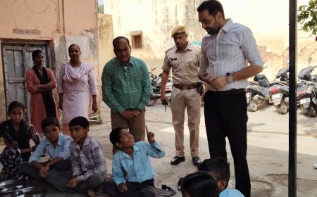 भरतपुर: जिला कलक्टर कमर चौधरी ने विद्यार्थियों के साथ बैठकर चखा मिड डे मील, परखी भोजन की गुणवत्ता