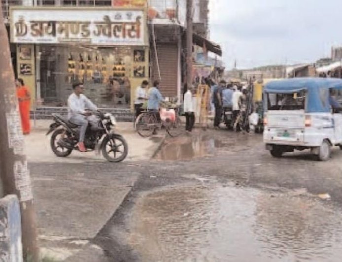 सोनबरसा में सड़क का गड्ढा बना जानलेवा, बारिश में पानी भरने से बढ़ा हादसों का खतरा