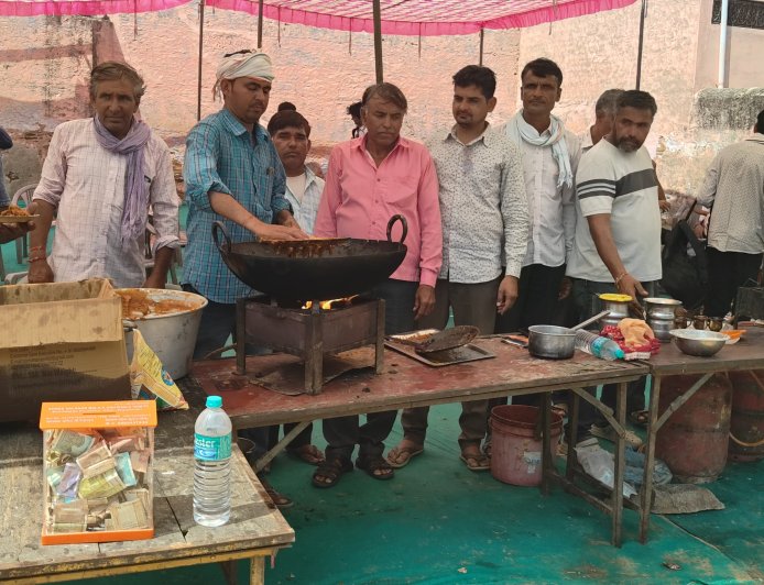 24 कोसी परिक्रमा में अनूठी मिसाल: चिराना की भैरव घाटी पर लगा एकमात्र प्लास्टिक मुक्त भंडारा, 24 घंटे मिल रही सेवा