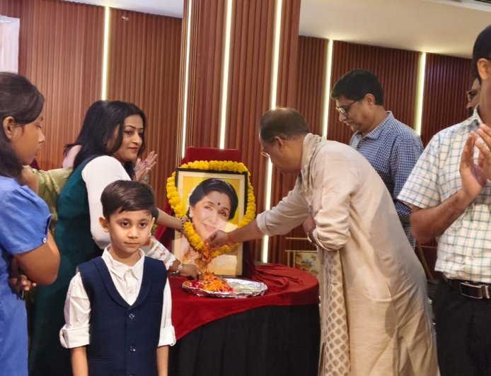 आशा भोंसले के जन्मदिन पर गोरखपुर में सजी सुरों की महफिल, गीतों के जरिए दी गई संगीतमय श्रद्धांजलि