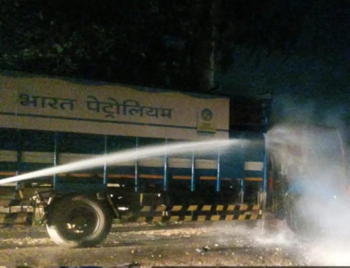 चौरीचौरा में बड़ा हादसा टला: गैस सिलेंडरों से भरे ट्रक में लगी भीषण आग, दमकल विभाग ने पाया काबू