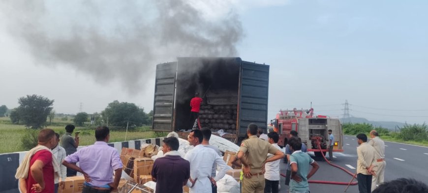 दिल्ली-मुंबई एक्सप्रेसवे पर चलते कंटेनर में लगी भीषण आग, चालक ने कूदकर बचाई जान; 2 घंटे की कड़ी मशक्कत के बाद दमकल ने पाया काबू