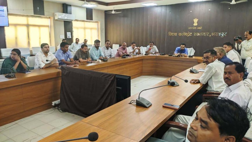 भरतपुर :235 वार्ड, 371 बूथ और 442 ईवीएम: जिला निर्वाचन अधिकारी की मौजूदगी में पूरा हुआ पहला रेंडमाइजेशन