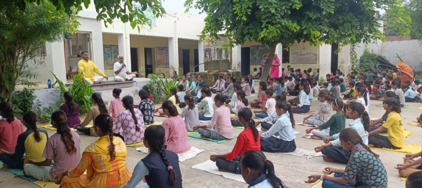 श्री बजरंग पब्लिक उच्च माध्यमिक विद्यालय कालवाडी में योगाभ्यास के दौरान योग को बताया जीवन दर्शन