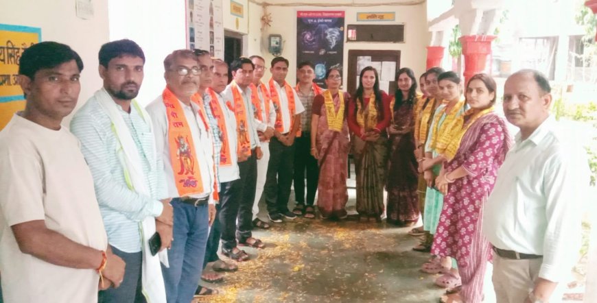 "गुरु के मार्गदर्शन से ही मिलती है सफलता": पीएम श्री स्कूल सकट में शिक्षकों का दुपट्टा पहनाकर व पुष्प वर्षा कर किया अभिनंदन