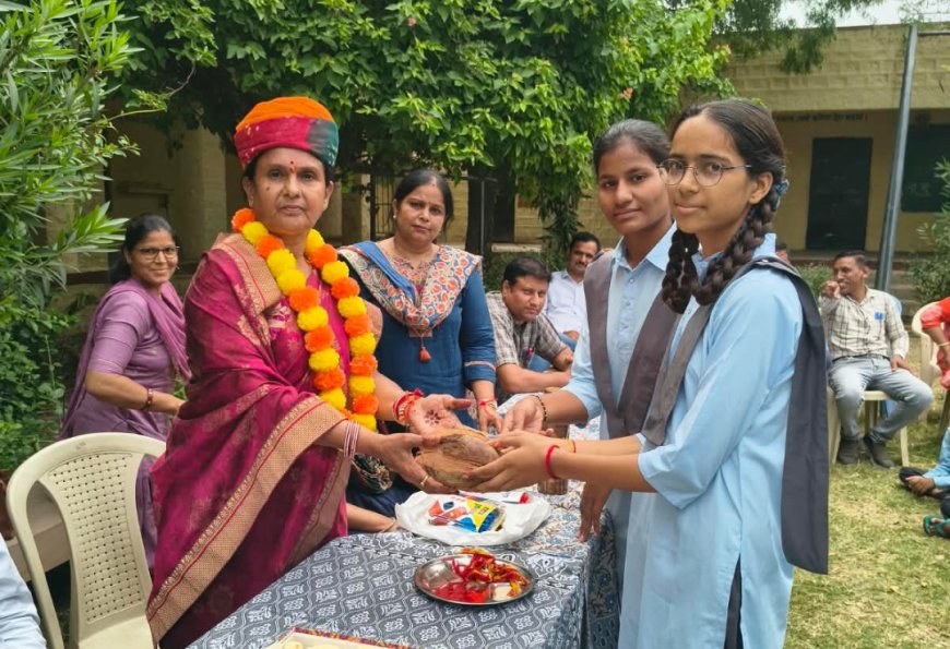 "शिक्षक दिखाते हैं जीवन को सही दिशा": बावड़ी के विद्यालयों में विद्यार्थियों ने माला पहनाकर लिया गुरुजनों का आशीर्वाद