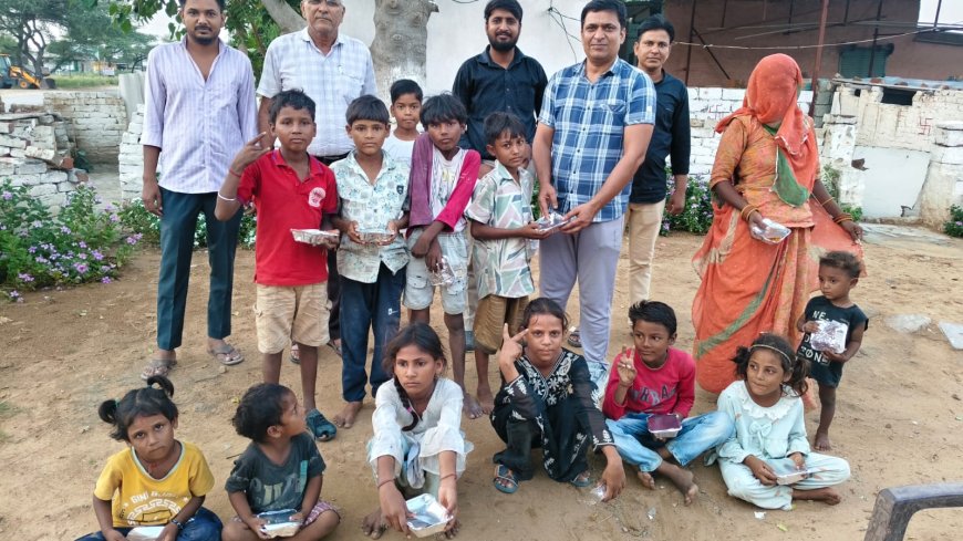 उदयपुरवाटी में 'कोई भूखा ना सोए' अभियान के तहत असहायों को बांटे गए भोजन के पैकेट