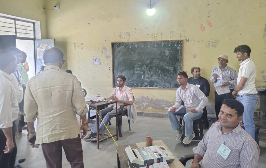 चुनाव पर्यवेक्षक मनीष गोयल ने  डीग जिले के कामां कस्बे मे  मतदान केंद्रों का किया निरीक्षण; मतदान प्रक्रिया और व्यवस्थाओं का लिया जायजा