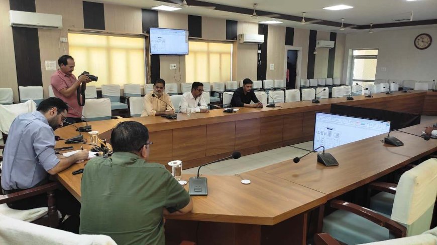 नगरीय निकाय चुनाव-2026, अतिरिक्त रिजर्व ईवीएम का प्रथम रेंडमाइजेशन संपन्न; राजनीतिक दलों के प्रतिनिधियों की मौजूदगी में पारदर्शिता के साथ हुई प्रक्रिया