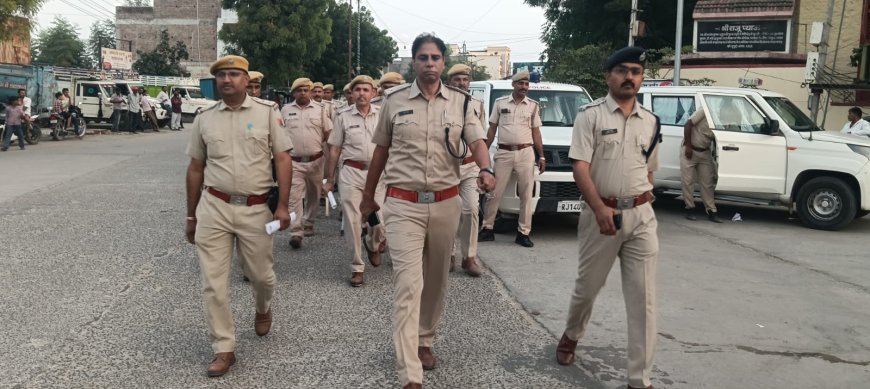 तखतगढ़ में निकाय चुनाव को लेकर पुलिस का फ्लैग मार्च, ASP ओर थानाधिकारी ने निष्पक्ष और भयमुक्त मतदान की अपील