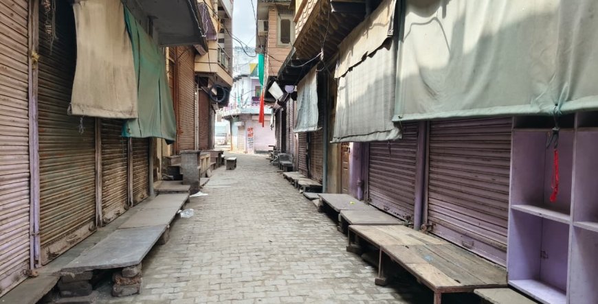 शनिवार को हुए कार हादसे को लेकर लक्ष्मणगढ़ बाजार रहा बंद