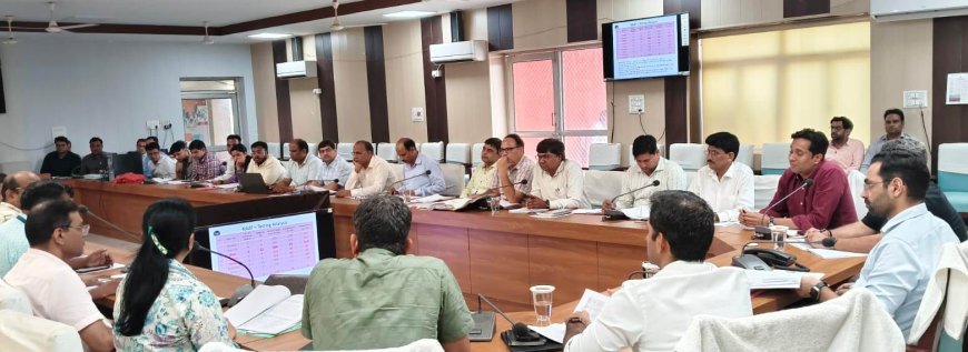 भरतपुर में स्वास्थ्य सेवाओं की समीक्षा: जिला कलक्टर ने दिए सख्त निर्देश—हर सीएचसी पर 24 घंटे मिले प्रसव की सुविधा