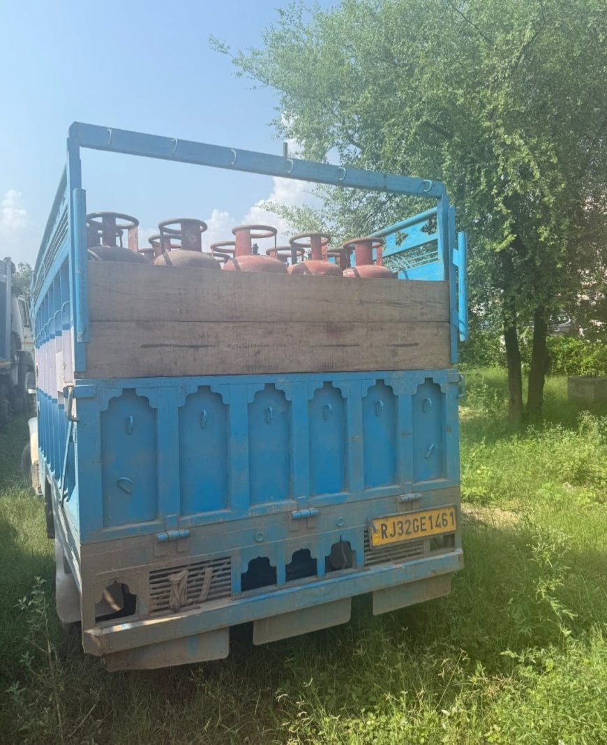 अवैध घरेलू गैस सिलेंडरों के परिवहन एवं कालाबाजारी के विरुद्ध कार्रवाई; दो पिकअप वाहनों से 144 घरेलू एलपीजी सिलेंडर जब्त