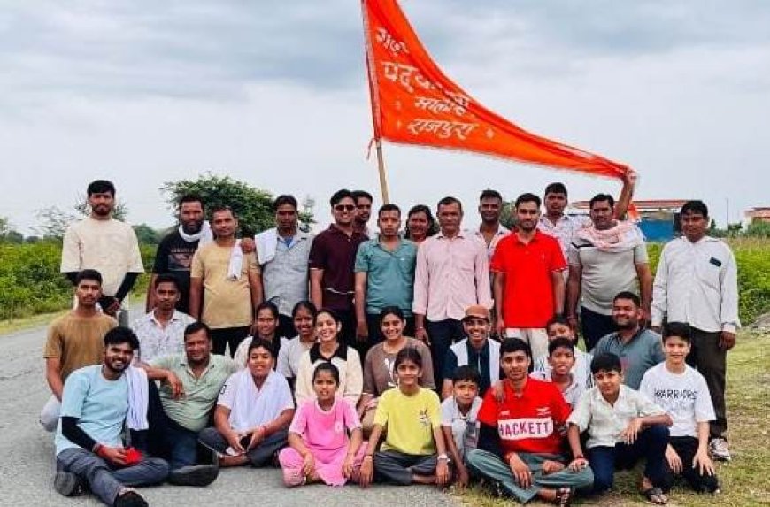 हाथों में ध्वजा, दिल में भक्ति:मेवाड़ के आराध्य देव के दर चले श्रद्धालु: राजपुरा माली खेड़ा से 29वीं विशाल पदयात्रा रवाना