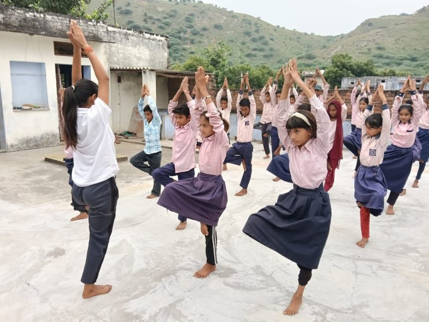 लक्ष्मणगढ़: योग और आयुर्वेद से निरोगी बनेगा भारत, स्कूल में विद्यार्थियों को दिया त्रिगुणों और योग विज्ञान का ज्ञान