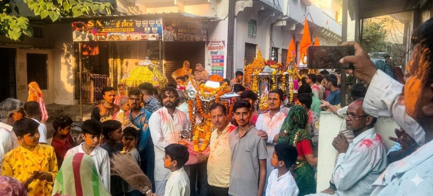 गुलाल से सराबोर हुए आठ मंदिरों के ठाकुर जीः गुरला में राम रेवाड़ियों के मिलन पर उड़ा श्रद्धा का अबीर, अद्भुत था नज़ारा