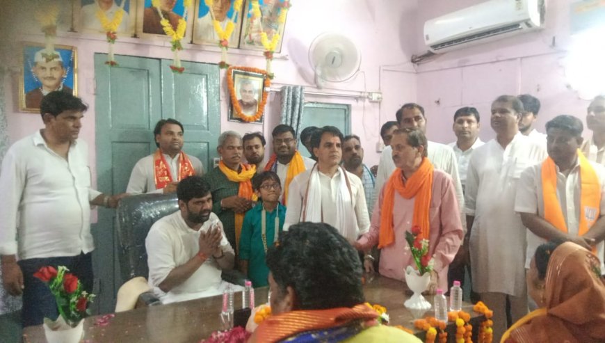 महुवा नगर पालिका में नए बोर्ड ने संभाली कमान: अध्यक्ष विनीत बंसल और उपाध्यक्ष उर्मिला मीणा ने ग्रहण किया पदभार, कस्बे में निकला भव्य विजय जुलूस