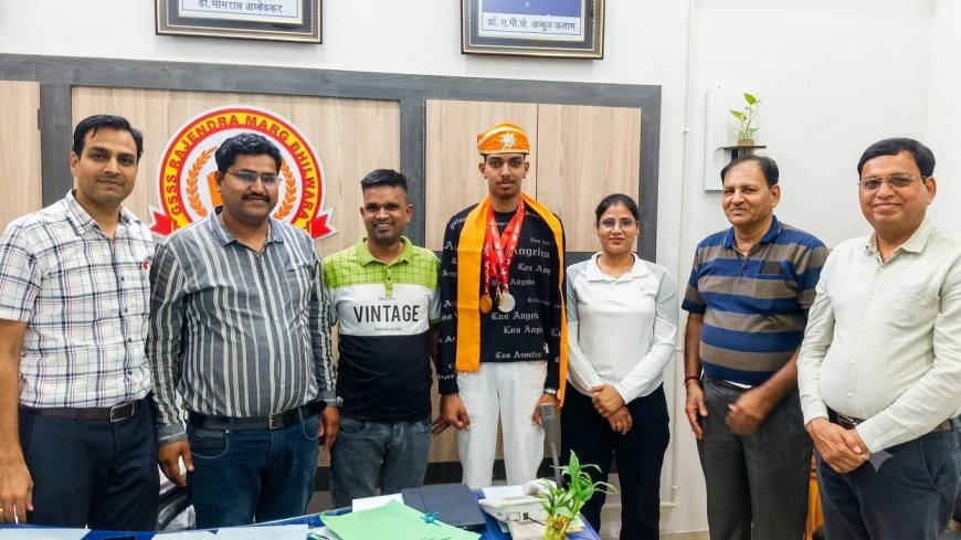 70वीं जिला स्तरीय तैराकी प्रतियोगिता: राजेंद्र मार्ग विद्यालय के छात्र ने जीते 2 स्वर्ण और 1 रजत पदक; विद्यालय परिवार ने किया भव्य स्वागत