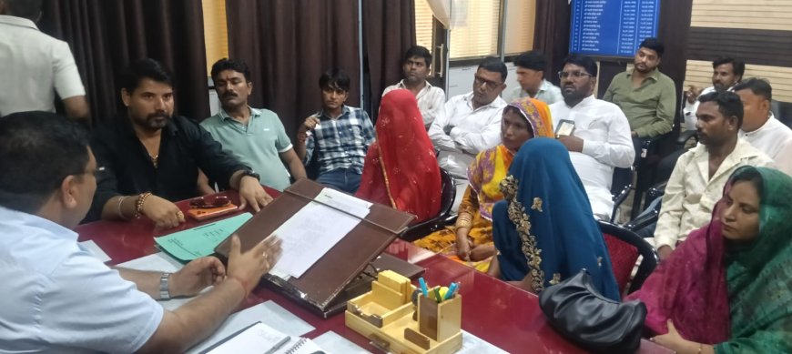 तखतगढ़ पालिका के नवनिर्वाचित कांग्रेस पार्षदों व कांग्रेस नगर अध्यक्ष सहित कार्यकर्ताओ ने ईओ से की मुलाकात