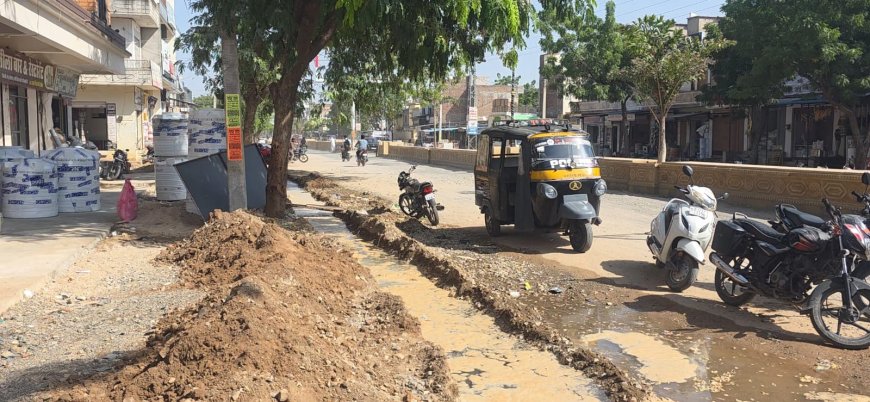 कछुआ चाल निर्माण ने तखतगढ़ के व्यापार पर लगाया ब्रेक, पाइपलाइन लीकेज से बढ़ी मुसीबत;  दुकानों तक पहुंचना मुश्किल, रोजी-रोटी के संकट से जूझ रहे व्यापारी