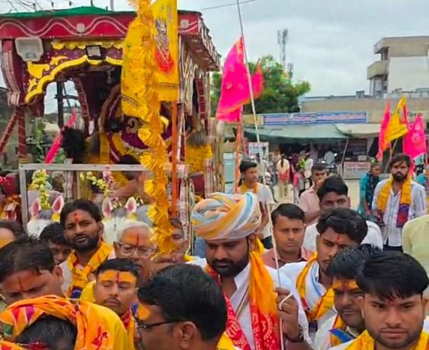 'जय श्री श्याम' के जयकारों से गूँजा महुवा: चतुर्थ विशाल निशान पदयात्रा हलेना धाम के लिए रवाना, उमड़ा आस्था का सैलाब