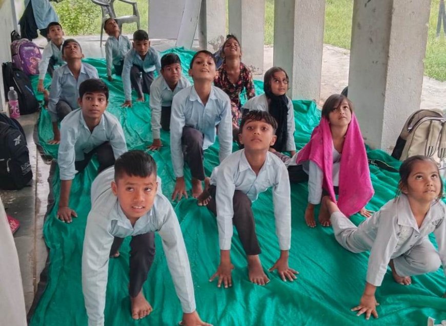 विद्यार्थियों को स्वस्थ जीवनशैली अपनाने का दिया संदेश; मुंडिया खेड़ा में बच्चों व शिक्षकों ने सीखा योग का व्यावहारिक व आध्यात्मिक विज्ञान