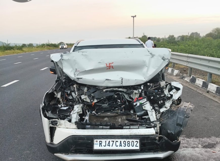 दिल्ली-मुंबई एक्सप्रेसवे पर रफ्तार का कहर: आगे चल रहे ट्रक में पीछे से घुसी कार, दो युवक गंभीर