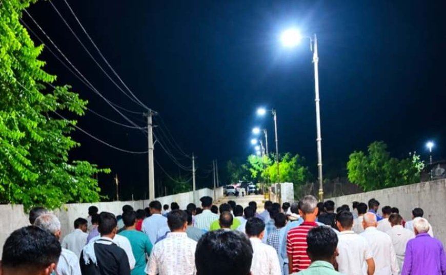 अब अंधेरे में नहीं रहेंगी जाखल की गलियां: नवलगढ़ विधायक ने पैदल भ्रमण कर लिया रोशनी का जायजा, ग्रामीणों में खुशी की लहर