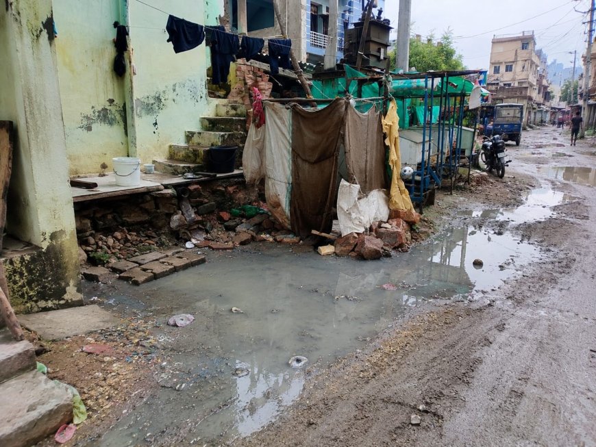 लक्ष्मणगढ़ में नाला निर्माण कार्य में बिजली की डीपी बनी रुकावट; बार-बार शिकायत के बावजूद समाधान नहीं होने से स्थानीय लोग परेशान