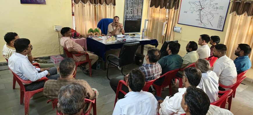 महुआ में स्कूल-कॉलेज संचालकों की बैठक: थानाधिकारी महेंद्र सिंह ने दिए वाहन सुरक्षा और छात्र सुरक्षा के कड़े निर्देश
