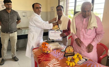 अंतर्राष्ट्रीय वृद्धजन दिवस पर जिला प्रशासन ने किया कवि रामचरण 'राग' को सम्मानित