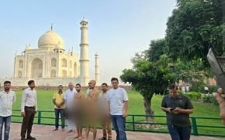 जैन मुनि समत्व सागर महाराज ने ताजमहल में देखी नक्काशी, बोले संरक्षण समाज की जिम्मेवारी