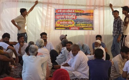 बायोसा मंदिर तालाब की बदहाली पर फूटा गुस्सा: दुर्गंध और गंदगी से परेशान लोगों ने दिया धरना, पालिका से की त्वरित समाधान की मांग