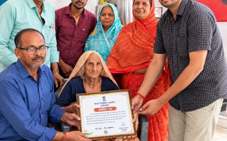 कठूमर में 100 वर्षीय वरिष्ठ मतदाता सुशीला देवी का निर्वाचन विभाग ने किया सम्मान