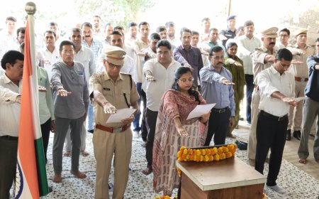सत्य, अहिंसा और स्वच्छता के पथ पर चलने का संकल्प: कलेक्ट्रेट में अधिकारियों ने किया माल्यार्पण, जिले भर में दिलाई गई शपथ