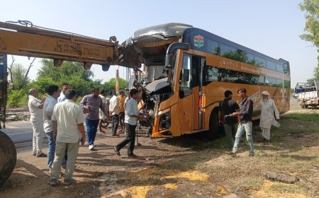 जयपुर नेशनल हाईवे पर हलैना के समीप भीषण हादसा: स्लीपर बस और मिनी ट्रक में टक्कर, बस चालक की दर्दनाक मौत