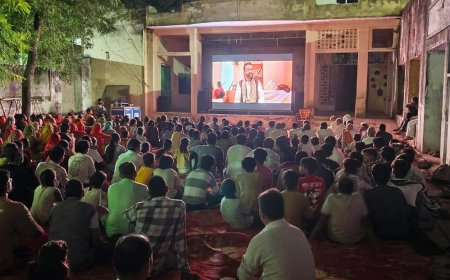 गुरला में गूंजे जय श्री राम: बड़ी स्क्रीन पर दिखाई गई फिल्म 'हनुमान अंश', सामूहिक हनुमान चालीसा पाठ में उमड़े श्रद्धालु