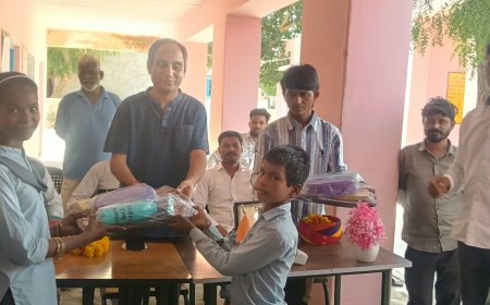 तखतगढ़: राजकीय विद्यालय में विद्यार्थियों को बांटे स्कूल किट और बैग, पार्षद के निजी खर्चे से शौचालय निर्माण कार्य शुरू