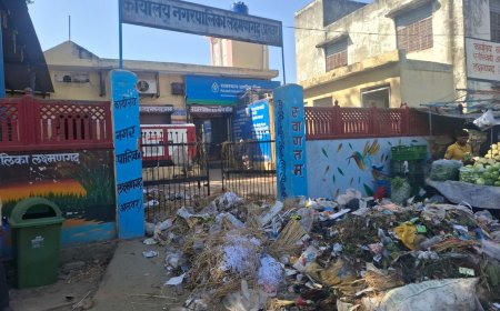 लक्ष्मणगढ़ में सफाई कर्मियों का अनोखा और तीखा प्रदर्शन: अनुभव प्रमाण पत्र जारी नहीं होने पर नगर पालिका गेट पर लगाया कचरे का ढेर