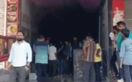 अलवर के मनु मार्ग स्थित लक्ष्य लाइब्रेरी  में लगी आग: समय रहते बच्चों को बाहर निकाले जाने से टला बड़ा हादसा