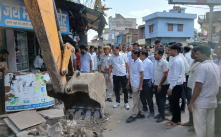 खैरथल में अतिक्रमण पर चला नगर परिषद का 'पीला पंजा': सड़क से हटाए टीनशेड और चबूतरे, भारी पुलिस बल रहा तैनात
