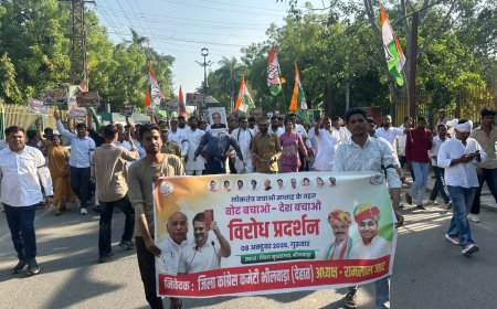 इंडिया अलायंस के सांसदों के साथ पुलिस कार्रवाई के विरोध में कांग्रेस ने मनाया काला दिवस, काली पट्टी बांधकर तख्तियां लेकर निकाला विरोध मार्च