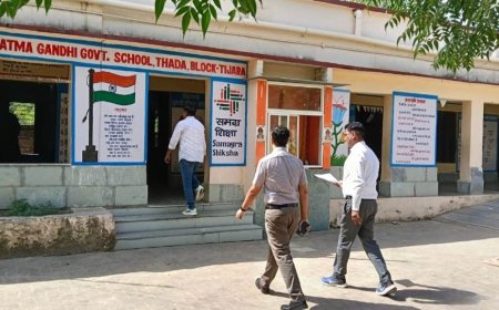 जिला निर्वाचन अधिकारी अतुल प्रकाश ने टपूकड़ा क्षेत्र के मतदान केंद्रों का किया औचक निरीक्षण,निरीक्षण के दौरान बच्चो से गणित के सवाल पूछकर परखा शैक्षणिक स्तर