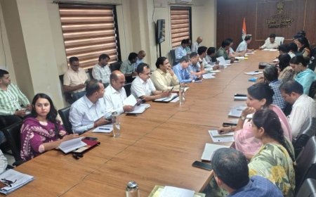 खैरथल-तिजारा: साप्ताहिक समीक्षा बैठक में जिला कलेक्टर कड़े तेवर , संपर्क पोर्टल के फर्जी निस्तारण पर रोक, उर्वरक उपलब्धता और चुनाव तैयारियों के दिए निर्देश