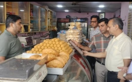खैरथल में मिलावटखोरों पर बड़ा शिकंजा: दूषित सामग्री नष्ट, तीन दुकानें सीज और घी-पनीर के नमूने लिए