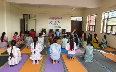 खैरथल राजकीय महाविद्यालय: रानी लक्ष्मीबाई आत्मरक्षा प्रशिक्षण का तीसरा दिन, छात्राओं ने सीखे आत्मरक्षा के मूलभूत 'पंच'