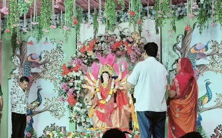 मां कूष्मांडा के भव्य पूजन से गूंज उठा बड़ के बालाजी का पंडाल, भजन सम्राट लक्की टेलर की प्रस्तुति पर झूमे श्रद्धालु