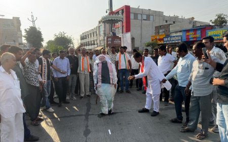 रितु बराला को न्याय दिलाने की मांग, कांग्रेस ने राजगुरु सर्कल पर फूंका सीएम का पुतला